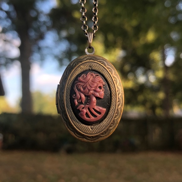 Skeleton Cameo Locket - Picture 3 of 8